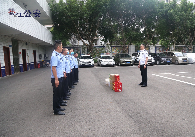 区公安局开展高温慰问一线民警,辅警活动_重庆市綦江区人民政府