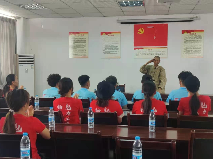 听老党员讲述那些年的革命故事.png