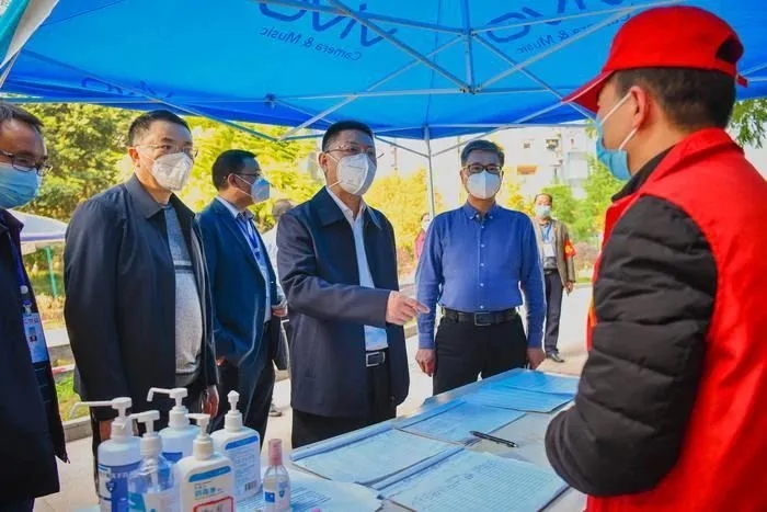 姜天波调研高风险区-文龙街道天桥社区世纪花城12栋管控情况.jpg